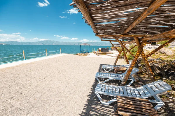 Ermenistan 'da Sevan Gölü yakınlarındaki kumlu plajda güneşlenip güneşleniyorlar. Dinlenme ve tatil kavramı