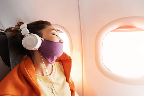 Woman Wearing Face Medical Mask Covid Pandemic Listening Music Headphones — Stock Photo, Image