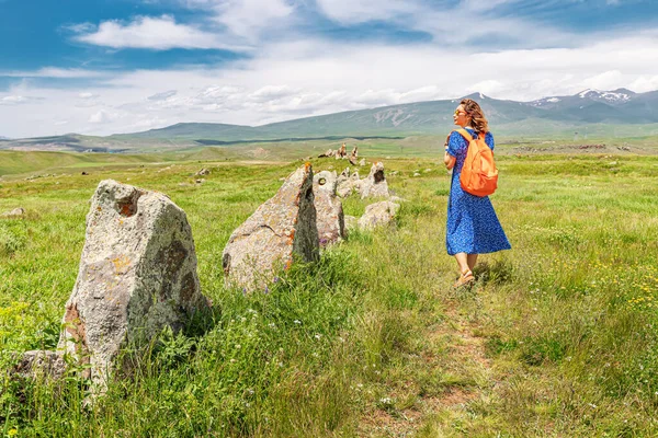Mujer Feliz Viajero Con Mochila Pasea Por Sitio Arqueológico Karaunj —  Fotos de Stock