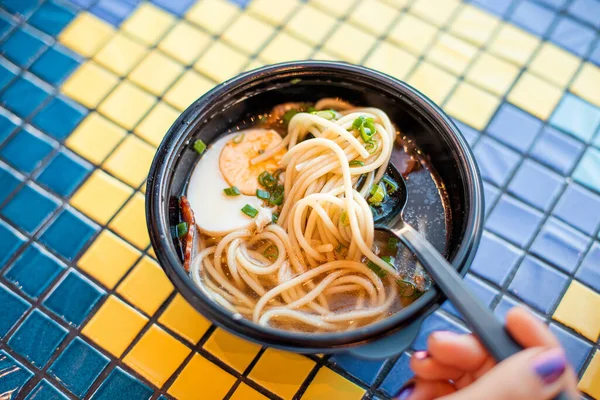 Fast Food Kafeteryasında Erişteli Asya Çorbası Yarım Yumurta — Stok fotoğraf