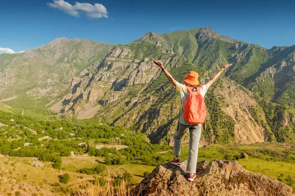 Yeghegis Doğa Rezervi 'ndeki dağların panoramik manzarası. Yürüyüş yapan bir kız, Ermenistan 'daki Smbataberd kalesine doğru yürüyor..