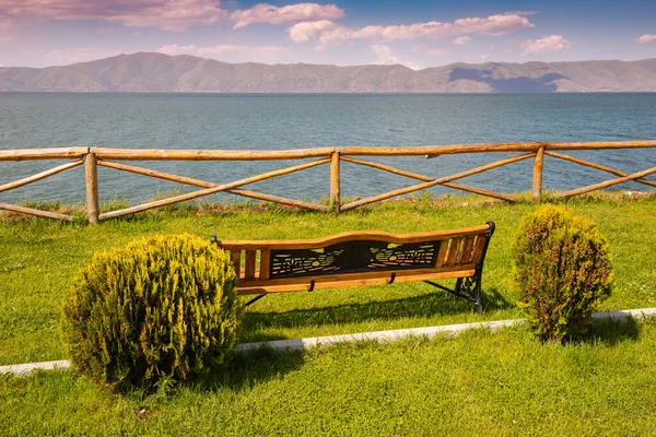 Bänk Vid Sevansjön Armenien Bra Rastplats Och Utsiktspunkt — Stockfoto