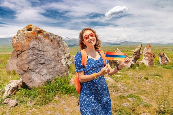 Счастливая Женщина Путешественница Прогуливается Археологическим Раскопкам Карауня Зораца Карера Армении — стоковое фото