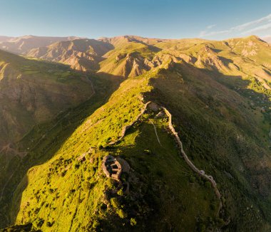 Ermenistan 'daki Smbataberd kalesinin tepeden tırnağa hava manzarası. Tarihi ve turistik yerler