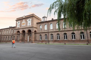 30 Mayıs 2021, Vagharshapat, Ermenistan: Etchmiadzin kompleksindeki Gevorkian İlahiyat Fakültesi. Rahiplerin eğitimi için büyük bir dini merkez.