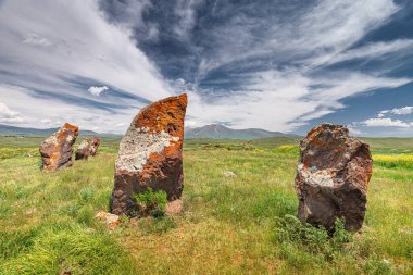 Carahunge ya da Ermeni Stonehenge - antik çağlarda bilinmeyen ve mistik bir amacı olan arkeolojik bir alan.