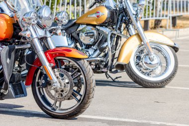 21 Ağustos 2021, Ufa, Rusya: Harley Davidson bisiklet tekerleği, frenleri ve disk frenleri ile