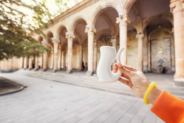 Taza Blanca Para Beber Agua Mineral Caliente Terapéutica Sobre Fondo —  Fotos de Stock