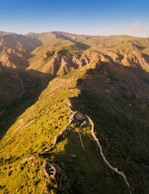 Ermeni Vayots Dzor vilayetindeki ünlü Smbataberd kalesinin hava manzaralı dağ vadileri ve tepeleri muhteşem manzaralı