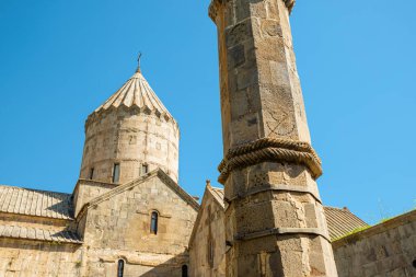 Tatev Manastırı 'ndaki Kutsal Üçlü Sütun (Ermenistan), yaklaşan depremler ve felaketler hakkında antik bir sismograf uyarısıdır.