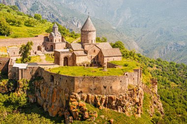 Görkemli Tatev Manastırı Vorotan Nehri geçidini harika gören erişilemez bir bazalt kayanın üzerinde yer alıyor. Ermenistan 'da seyahat ve ibadet eğlenceleri