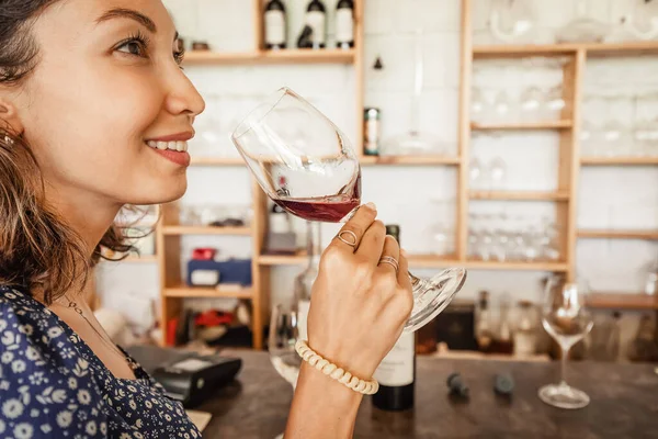 Usmívající Žena Ochutnává Víno Vinařství Během Speciální Prohlídky Koncept Kytice — Stock fotografie