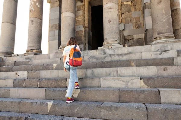 Mulher Com Mochila Viajante Subindo Degraus Templo Garni Armênia Antigo — Fotografia de Stock