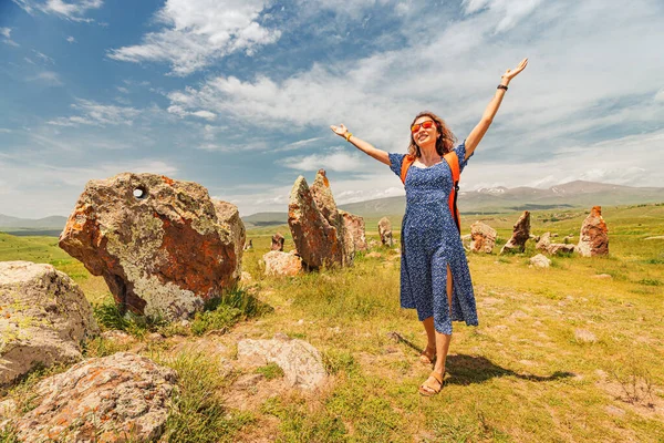 Ermenistan Daki Karaunj Zorats Karer Arkeolojik Sahalarında Gezen Mutlu Kadın — Stok fotoğraf