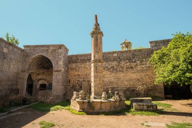 Tatev Manastırı 'ndaki (Ermenistan) ünlü sütun, Kutsal Üçleme' ye adanmış ve yaklaşan bir deprem hakkında antik bir sismograf uyarısını temsil ediyor.