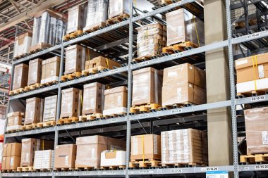 14 Haziran 2021, Ufa, Rusya: Raflardaki büyük kutular, IKEA deposunda karton ve bant içinde. Mobilya satış konsepti