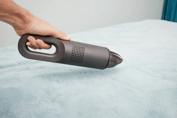 无线手提式吸力强的真空吸尘器 家务活和清洁过敏概念 — 图库照片