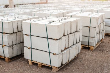 Geniş bir açık hava deposunda bir sürü beton blok var. Kentte kaldırım ve kaldırım inşaatı