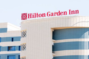 06 Temmuz 2021, Ufa, Rusya: Bir otelin çatısında Hilton Garden Inn tabelası