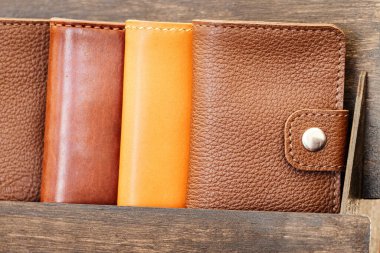 El yapımı deri cüzdanlar satıyor. Moda Aksesuar ve İş Konsepti