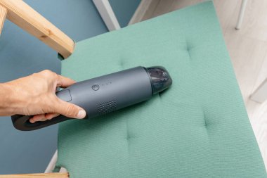 Yüksek emme gücü olan kablosuz taşınabilir elektrikli süpürge. Ev işleri ve alerji için temizlik.