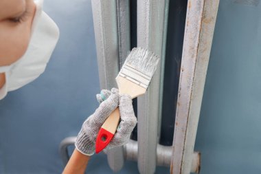 Dairedeki ısıtmaya dayanıklı özel gümüş renkli kaloriferin boyanması.