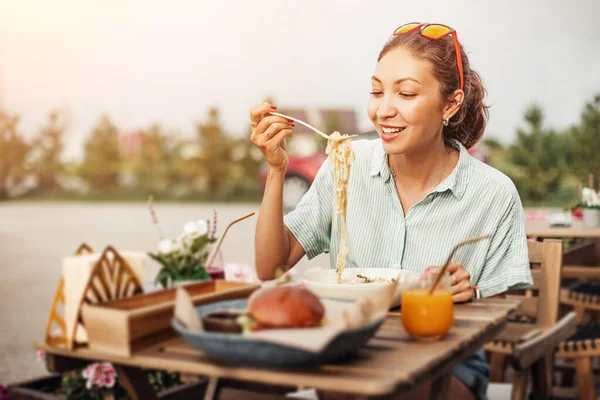 Szczęśliwa Azjatka Jedząca Włoskie Spaghetti Lub Makaron Świeżym Powietrzu Otwartej — Zdjęcie stockowe