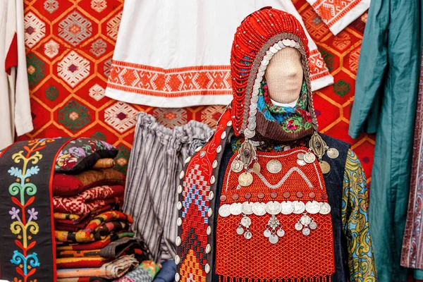 传统的巴什基尔民族服装 一元论者由古钱币和明亮的红色面料制成的人体模特 — 图库照片