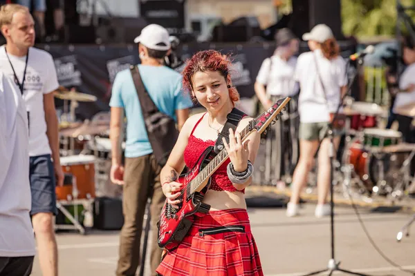 Augusti 2021 Ufa Ryssland Punk Eller Metalhead Tjej Spelar Elgitarr — Stockfoto