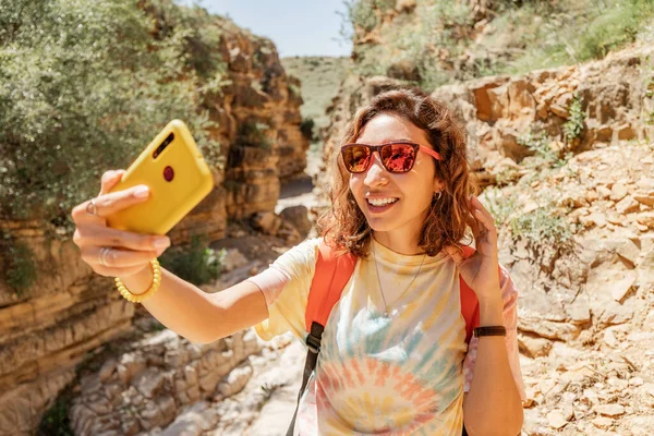 Ženské Cestování Blogger Bere Selfie Pro Její Sociální Sítě Malebném — Stock fotografie