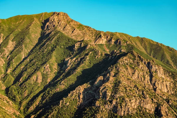 Acantilado Las Rocas Las Montañas Crean Patrón Asombroso Iluminado Por — Foto de Stock