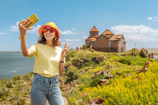 Šťastná Žena Turista Fotografování Selfie Pozadí Slavného Arménského Hayravank Kláštera — Stock fotografie