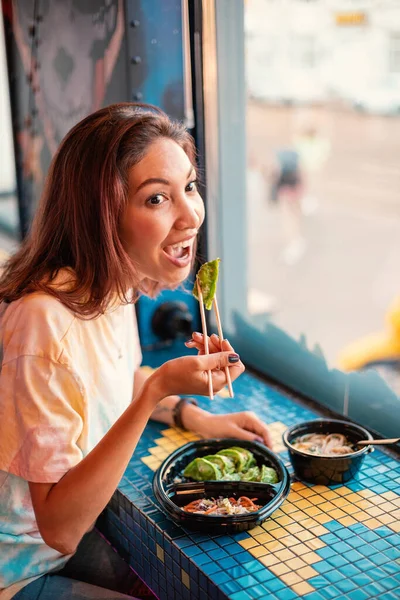 Usmívající Asijská Žena Jíst Japonské Vegetariánské Zelené Knedlíky Jiaozi Nebo — Stock fotografie