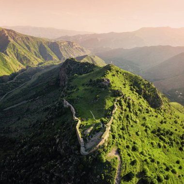 Ermeni Vayots Dzor vilayetindeki ünlü Smbataberd kalesinin panoramik hava manzarası dağ vadileri ve tepeleri muhteşem manzaralarıyla