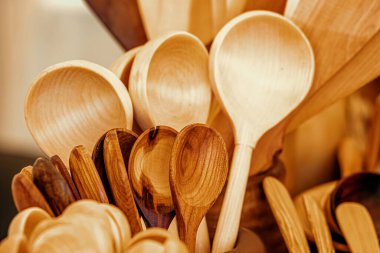 El yapımı markette satılık tahta kaşıklar. Sanatçılık ve zanaat kavramı
