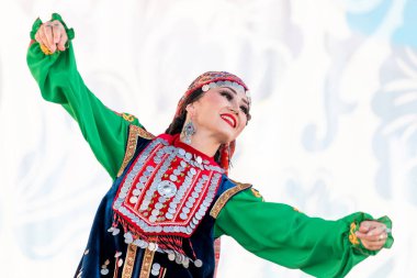 06 Temmuz 2021, Ufa, Rusya: Ulusal Bashkir kadınları uluslararası Folkloriada festivalinde geleneksel giysilerle dans ediyorlar