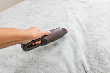 Yüksek emme gücü olan kablosuz taşınabilir elektrikli süpürge. Ev işleri ve alerji için temizlik.