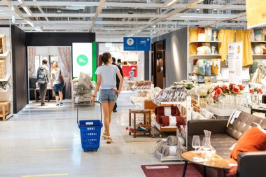 14 Haziran 2021, Ufa, Rusya: Alıcılar sergi salonlarından geçiyor ve Ikea mağazasından mobilya seçiyorlar