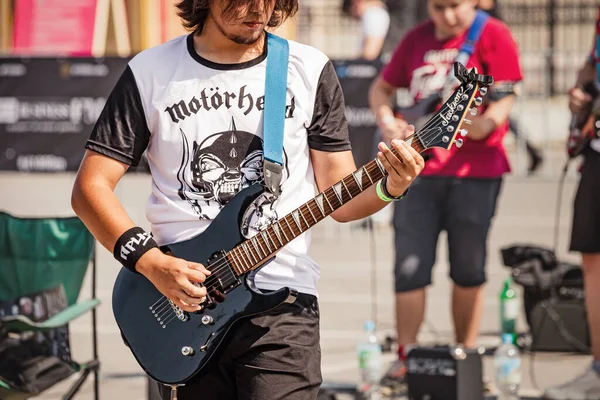 Augusti 2021 Ufa Ryssland Metalhead Gatumusiker Motorhead Shirt Framför Rockmusik — Stockfoto
