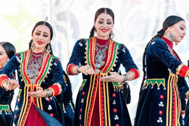 06 Temmuz 2021, Ufa, Rusya: Ulusal Bashkir kadınları uluslararası Folkloriada festivalinde geleneksel giysilerle dans ediyorlar