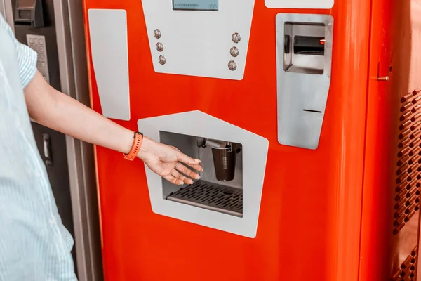 Comprar Água Mineral Refrigerante Uma Máquina Venda Automática Comércio Automatizado — Fotografia de Stock