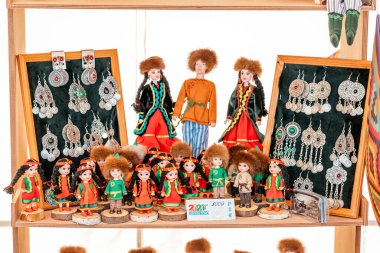 06 Temmuz 2021, Ufa, Rusya: Pazar yerinde hediyelik bebekler ve mücevherler