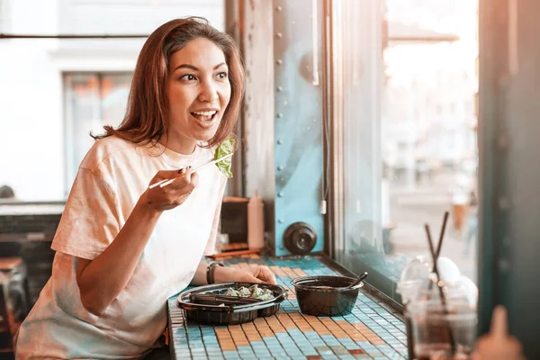 Uśmiechnięta Azjatka Jedząca Japońskie Pierogi Jiaozi Restauracji Fast Food Pobliżu — Zdjęcie stockowe