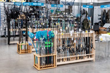 18 Ağustos 2021, Ufa, Rusya: Dekatlon mağazasında bir sürü olta ve diğer teçhizat
