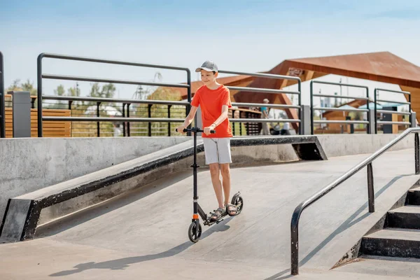 Happy Teenage Boy Rijdt Een Kick Scooter Een Stad Skatepark — Stockfoto