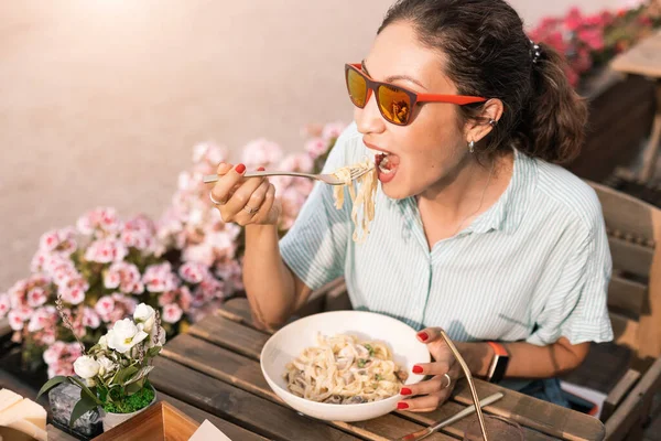 Mujer Asiática Feliz Comiendo Espaguetis Italianos Pasta Aire Libre Restaurante —  Fotos de Stock