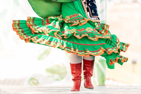 Falda Tradicional Decorada Revolotea Pliegues Durante Baile Con Botas Rojas —  Fotos de Stock