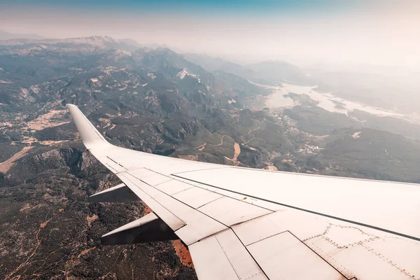 Ala Avión Volando Sobre Montañas Bosques Viajes Transporte Aéreo — Foto de Stock