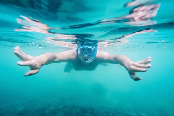 Ein Junger Und Glücklicher Mann Genießt Das Schnorcheln Unter Wasser — Stockfoto