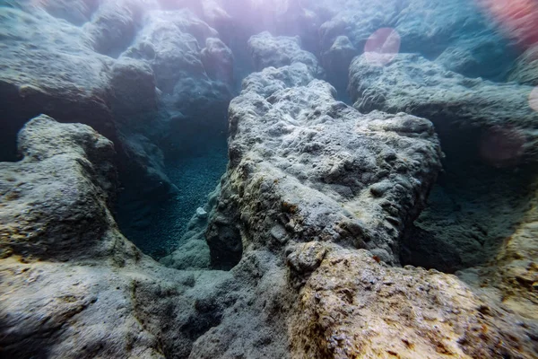 Ένα Ερημικό Αλλά Συναρπαστικό Υποβρύχιο Τοπίο Μεγάλους Βράχους Αντανακλάσεις Από — Φωτογραφία Αρχείου